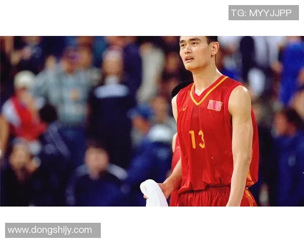 飞天姚明挑战极限篮球技艺展现超凡身姿与力量对决